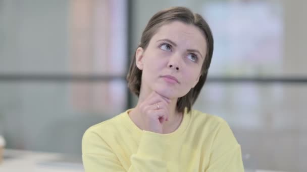 Portrét Pensive Young Woman Myinking — Stock video