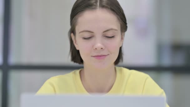 Gros plan de la femme avec ordinateur portable souriant à la caméra — Video