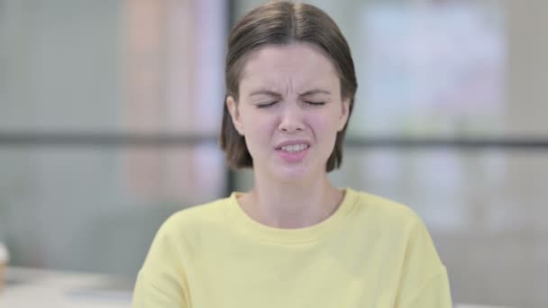 Retrato de mulher jovem com dor de cabeça — Vídeo de Stock