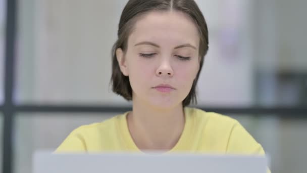 Primer plano de la mujer con el ordenador portátil sacudiendo la cabeza como No — Vídeos de Stock