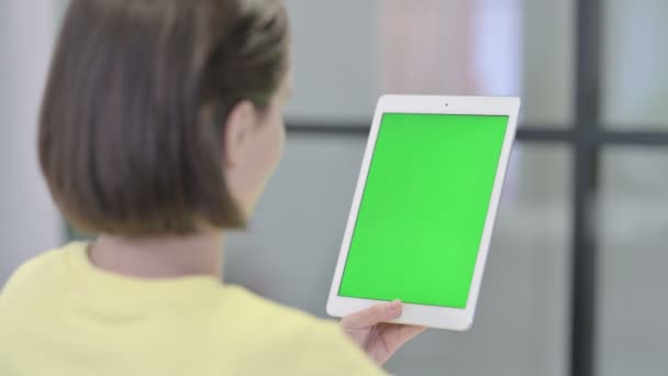 녹색 화면으로 타블렛을 사용하는 젊은 여자 — 비디오