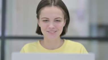 Bilgisayarda Kadının Konuşmasını Kapat Video Görüşmesi