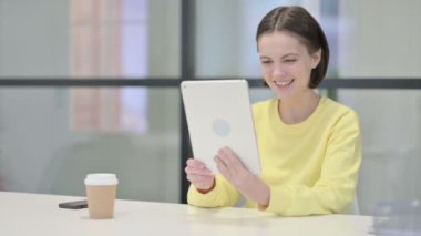 Ofisteki Tablet 'te Video Çağrısı Yapan Genç Kadın 