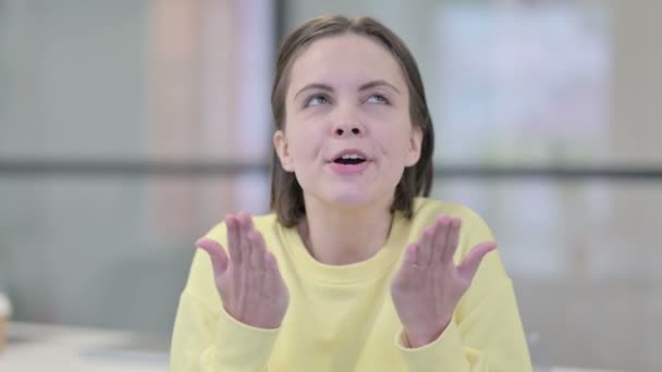 Porträtt av ung kvinna som känner sig arg, slåss — Stockvideo