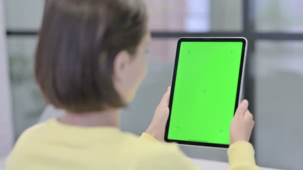 Jonge vrouw met behulp van tablet met chroma scherm — Stockvideo