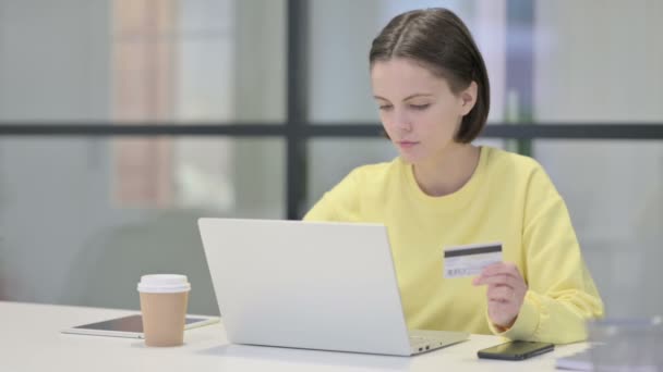 Mujer joven que hace el fracaso del pago en línea en el ordenador portátil en la oficina — Vídeos de Stock