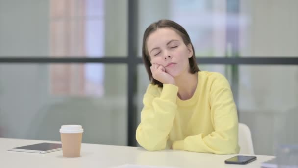 Müde junge Frau schläft im Büro — Stockvideo