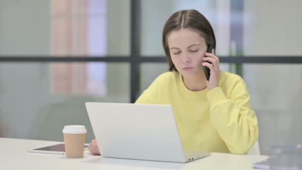 Perempuan Marah Berbicara di Smartphone di Kantor, Masalah — Stok Video