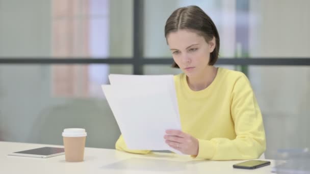 Genç Kadın Ofiste Otururken Haberleri Okuyor — Stok video