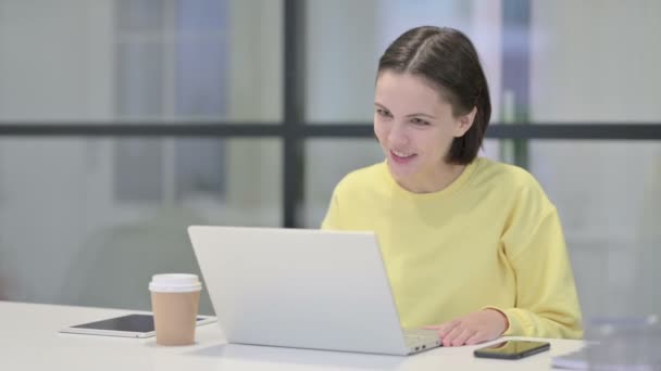 Videodaki Genç Kadın Ofisteki Laptopta Konuşuyor — Stok video