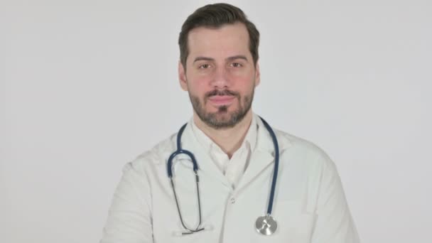 Portret van dokter toont duimen omhoog teken, wit scherm — Stockvideo