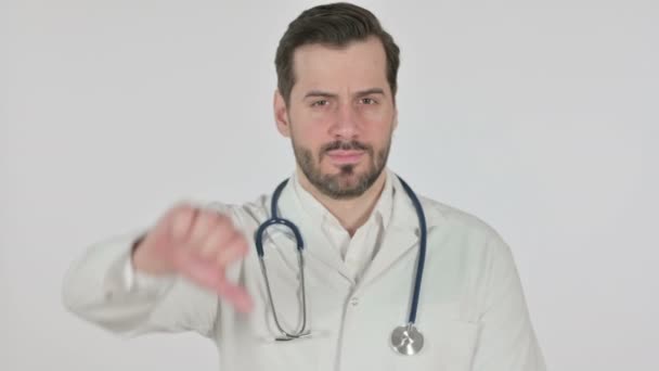 Retrato del Doctor mostrando el gesto de los pulgares hacia abajo, pantalla blanca — Vídeos de Stock