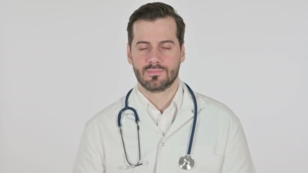 Portret van Serieuze Dokter Kijkend naar de Camera, Wit scherm — Stockvideo
