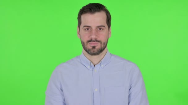 Retrato del hombre dando un beso volador, pantalla verde — Vídeo de stock