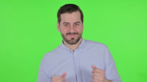 Portrait d'homme heureux dansant, écran vert — Video