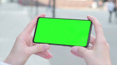 Yeşil Krom Ekranlı Akıllı Telefona Bakan Kadın