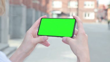 Yeşil Krom Ekranlı Akıllı Telefona Bakan Kadın
