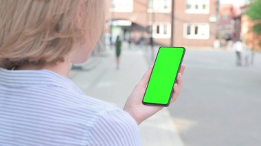 Yeşil Krom Ekran ile Akıllı Telefon Kullanan Kadın