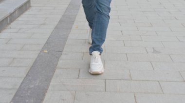 Sokakta yürüyen Ciddi Adam