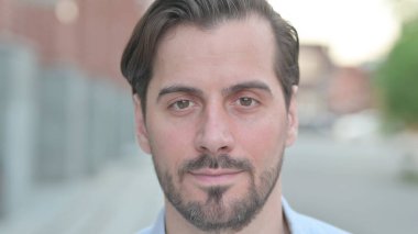 Kameraya bakarak adamın yakın çekim