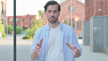 Çevrimiçi Konuşan Adam Sokakta Yürürken