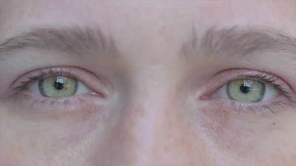 Nahaufnahme der blinkenden Augen einer Frau — Stockfoto