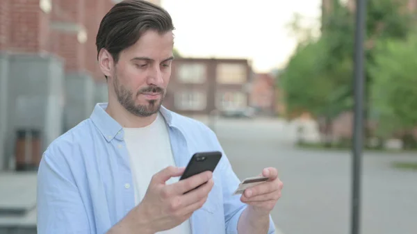 Hombre Compras en línea en Smartphone, Al aire libre —  Fotos de Stock