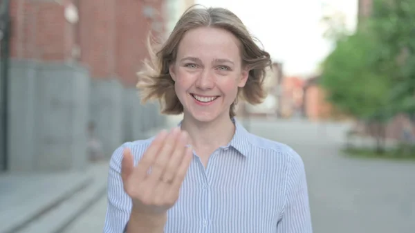 Porträt einer Frau, die auf die Kamera zeigt und einlädt — Stockfoto