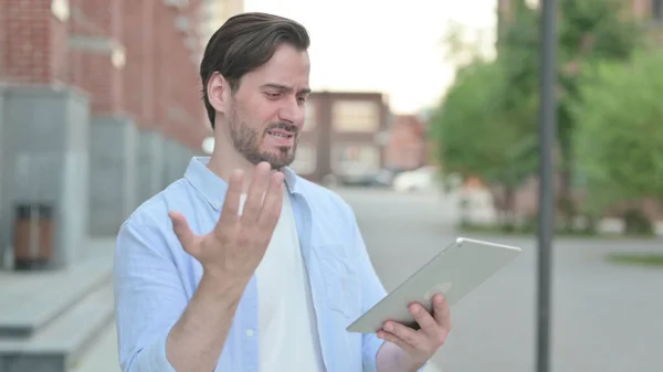 Man Reacting to Online Loss on Tablet, Outdoor — Stock fotografie