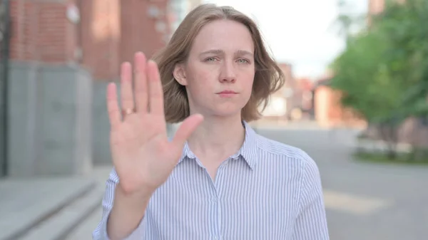 手で停止標識を示す女性の肖像 — ストック写真
