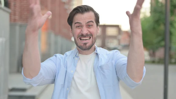 Attractive Man Screaming, Shouting Outdoor — Stockfoto