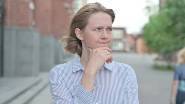 Porträt einer offensiven Frau, die im Freien denkt — Stockfoto