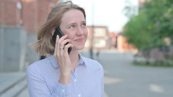 Mulher jovem conversando no telefone, ao ar livre — Fotografia de Stock