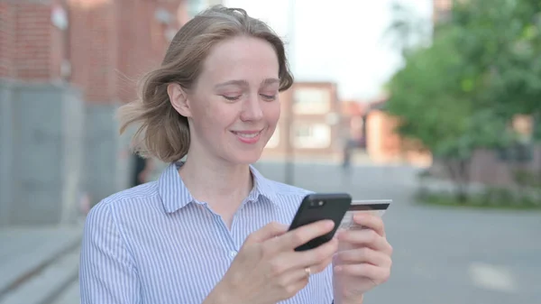 Junge Frau mit Erfolg beim Online-Bezahlen per Smartphone — Stockfoto