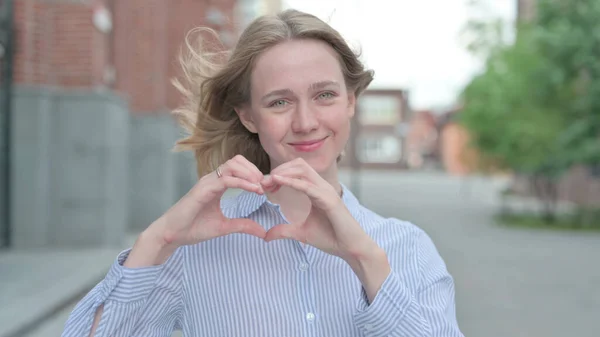 Portret van een vrouw met hartvorm door handen, Buiten — Stockfoto