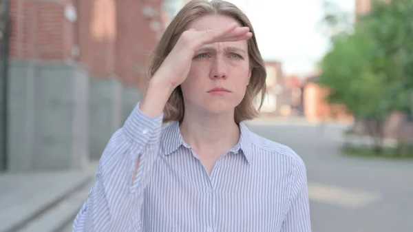 Portrait of Woman Looking Around, Searching, Outdoor — Stock Photo, Image