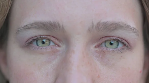 Nahaufnahme der blinkenden Augen einer Frau — Stockfoto