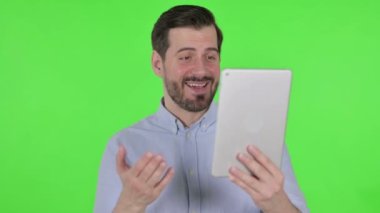 Tabletteki Görüntü Çağrısının Portresi: Man in Cafe, Green Screen