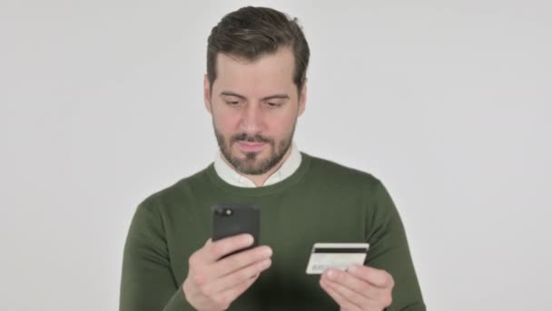 Portret van de mens het maken van Online Betaling op Smartphone, Wit scherm — Stockvideo