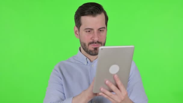 Retrato del hombre celebrando en la tableta en la oficina, pantalla verde — Vídeos de Stock