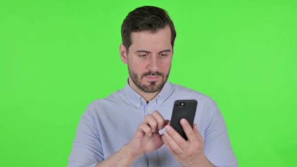 Retrato del hombre celebrando en Smartphone, pantalla verde — Vídeo de stock