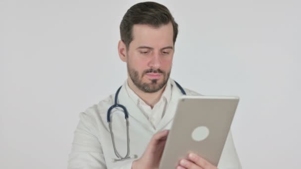Portret van aantrekkelijke arts met behulp van tablet, wit scherm — Stockvideo