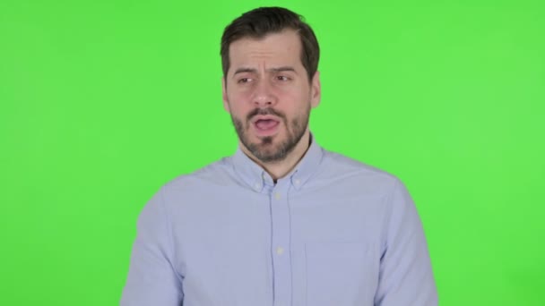 Portret van zieke man hoesten, groen scherm — Stockvideo