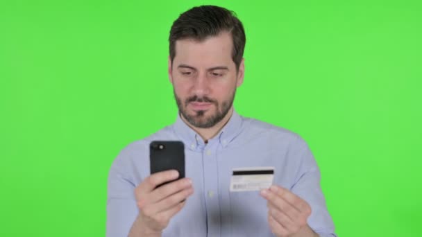 スマートフォンでオンライン決済を行う男の肖像,緑の画面 — ストック動画