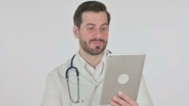 Portrait de l'appel vidéo sur tablette par le médecin, écran blanc — Video