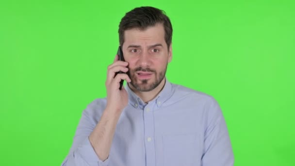 Portrait of Man Talking Angrily on Smartphone, Green Screen — стоковое видео