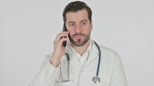 Portret van Doctor Talking op Smartphone, White Screen — Stockvideo