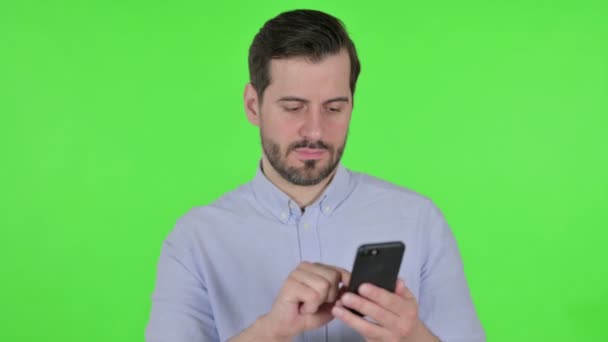 Portret van de mens met behulp van smartphone, Green Screen — Stockvideo