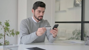 Genç Adam Smartphone 'da Çevrimiçi Ödeme Yapıyor