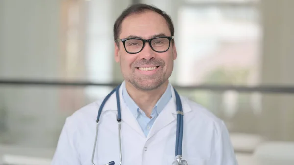 Arzt mittleren Alters lächelt in die Kamera — Stockfoto
